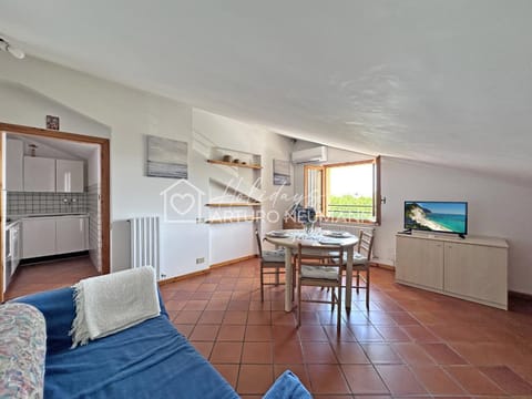 TV and multimedia, Kitchen or kitchenette, Living room, Seating area, Dining area, oven, air conditioner