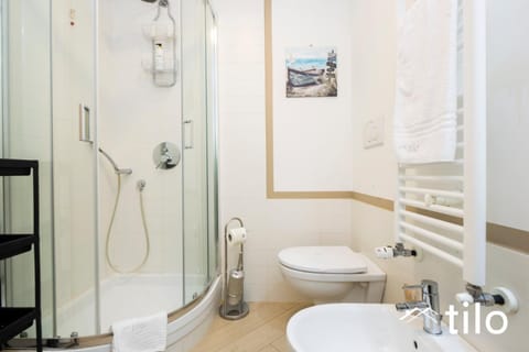 Shower, Toilet, Bathroom, Bath, bidet, towels