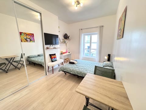 Bed, TV and multimedia, Photo of the whole room, Seating area, Dining area, Bedroom