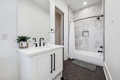 Immaculate Superdome Home Parking Yard TVs Ensuite House in New Orleans