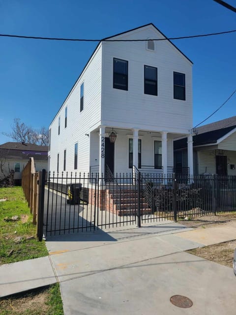 Immaculate Superdome Home Parking Yard TVs Ensuite House in New Orleans