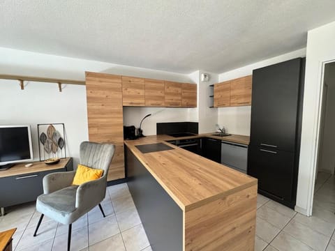 TV and multimedia, Kitchen or kitchenette, Living room, Seating area, Dining area, oven