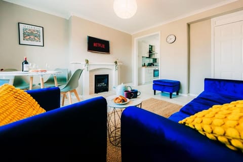 Communal lounge/ TV room, TV and multimedia, Living room, Seating area, Evening entertainment