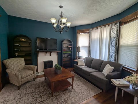 TV and multimedia, Living room, Seating area, Evening entertainment