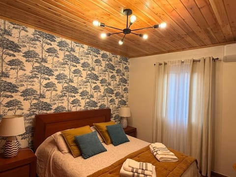 Photo of the whole room, Bedroom, towels