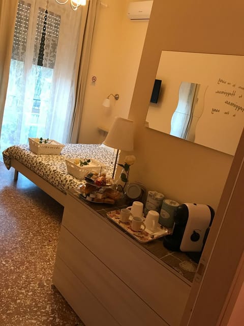Coffee/tea facilities, Photo of the whole room, Decorative detail, Bedroom
