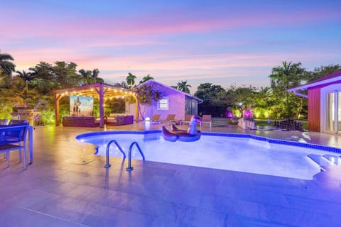 Luxury Villa Serena Heated Pool 15 min to Beach House in Golden Glades