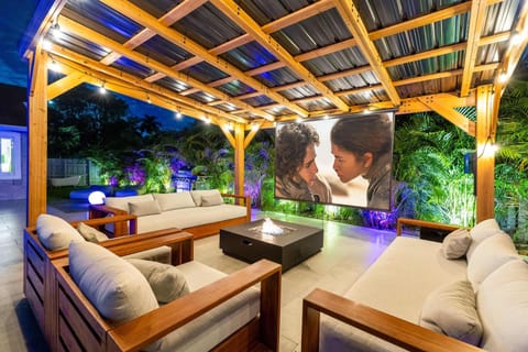 Luxury Villa Serena Heated Pool 15 min to Beach House in Golden Glades