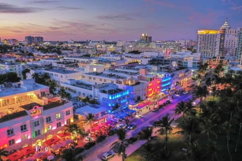 Luxury Villa Serena Heated Pool 15 min to Beach House in Golden Glades