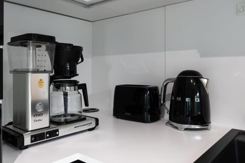 Coffee/tea facilities, toaster