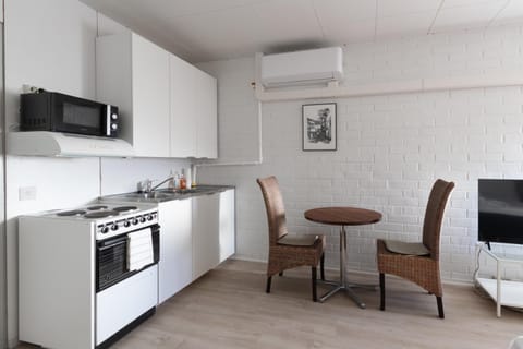 Kitchen or kitchenette, air conditioner
