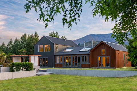 Property building, Spring, Day, Natural landscape, Garden, Garden view, Mountain view