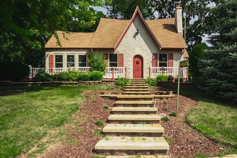 Whimsical Historic Getaway Near Golf Skiing and Wisconsin Southern Lakes House in Powers Lake
