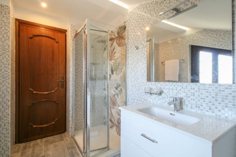 Shower, Bathroom, towels