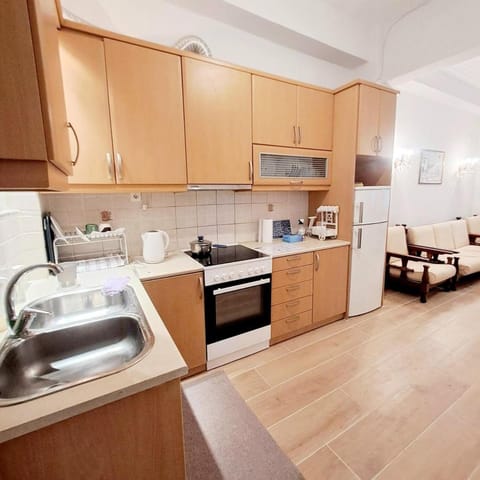 Coffee/tea facilities, oven, stove