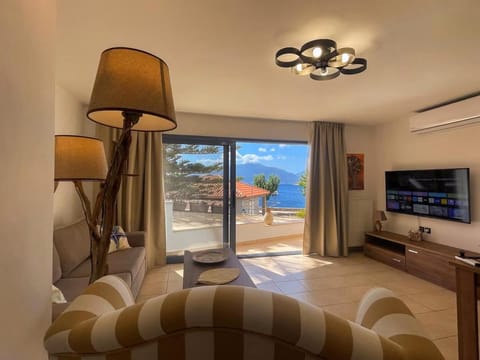 Communal lounge/ TV room, Sea view