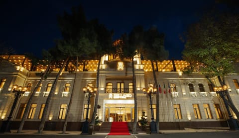 Facade/entrance, Location