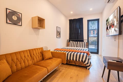 Bed, TV and multimedia, Bedroom, air conditioner