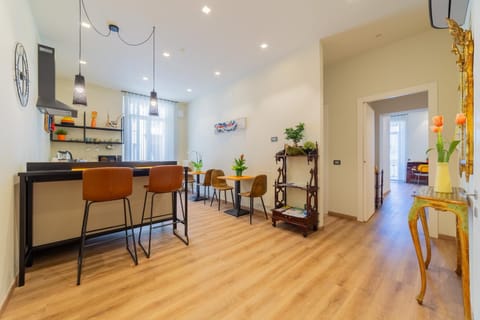 Kitchen or kitchenette, Seating area, Dining area