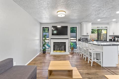 Tualitin Retreat Big Backyard House in Clackamas County