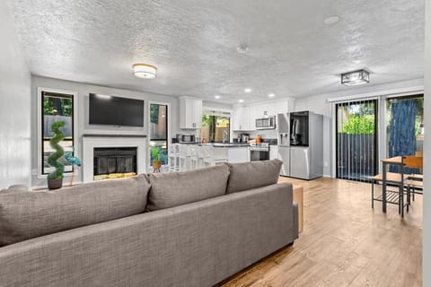 Tualitin Retreat Big Backyard House in Clackamas County