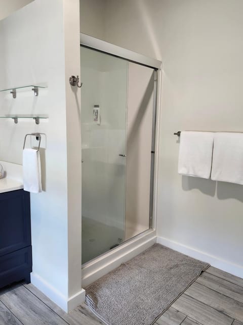 Shower, Bathroom, towels