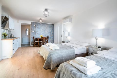 Bed, Kitchen or kitchenette, Living room, Seating area, Bedroom, towels, air conditioner