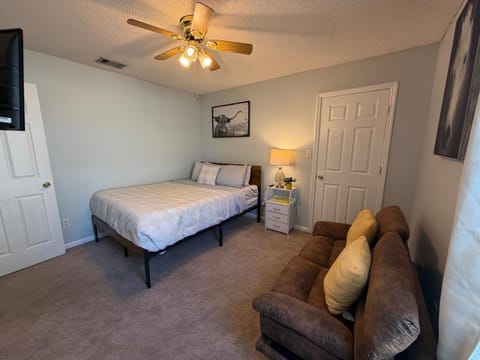 Spacious 3BR Home Sleeps 12 Near Valdosta House in Georgia