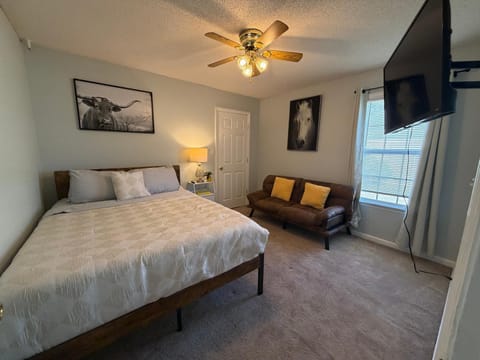 Spacious 3BR Home Sleeps 12 Near Valdosta House in Georgia