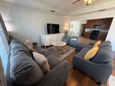 Spacious 3BR Home Sleeps 12 Near Valdosta House in Georgia