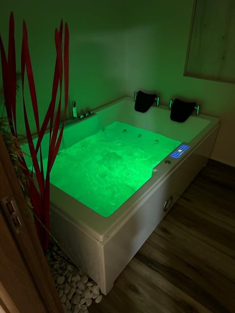 Luxury Jacuzzi Apartment City View Free Parking Apartment in Skopje