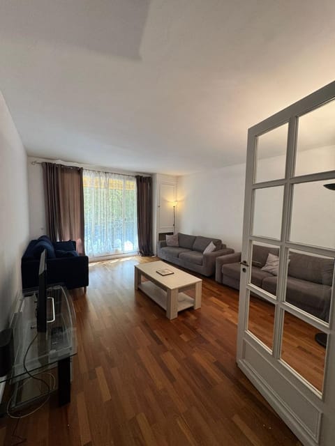 Grand Appartement Tour Eiffel Place Barcelone Apartment in Paris