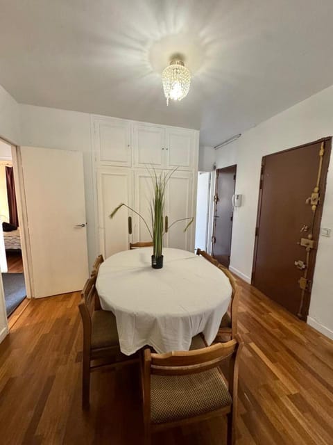 Grand Appartement Tour Eiffel Place Barcelone Apartment in Paris