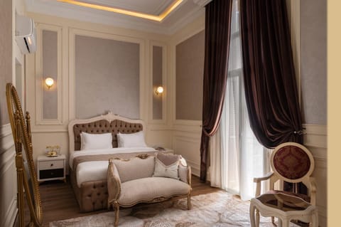 Bed, Living room, Photo of the whole room, Seating area, Bedroom