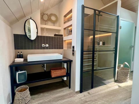 Shower, Bathroom, hair dryier, heating