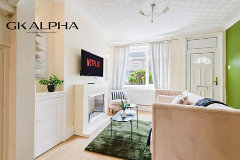 Communal lounge/ TV room, TV and multimedia, Living room, Seating area, Evening entertainment