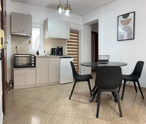 Coffee/tea facilities, Kitchen or kitchenette, Living room, Seating area, Dining area, oven, stove, toaster