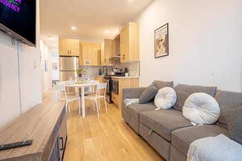 TV and multimedia, Kitchen or kitchenette, Living room, Seating area, Dining area, oven, stove