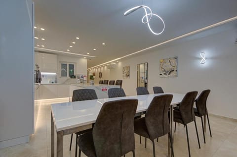 Luxurious and Spacious apartment with BBQ Apartment in Saint Paul's Bay