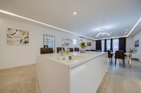 Luxurious and Spacious apartment with BBQ Apartment in Saint Paul's Bay