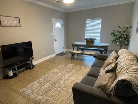 Cozy Stay Near Dow, Golf, & LSU Apartment in Mississippi