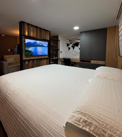 Communal lounge/ TV room, Bed, TV and multimedia, Photo of the whole room, Evening entertainment, Bedroom
