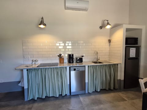 Coffee/tea facilities, Kitchen or kitchenette, dishwasher, microwave, toaster