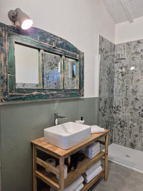 Shower, Bathroom, towels