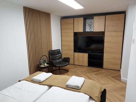 Bed, TV and multimedia, Photo of the whole room, Seating area, Bedroom, towels, wardrobe