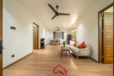 Bed, Kitchen or kitchenette, Living room, Seating area