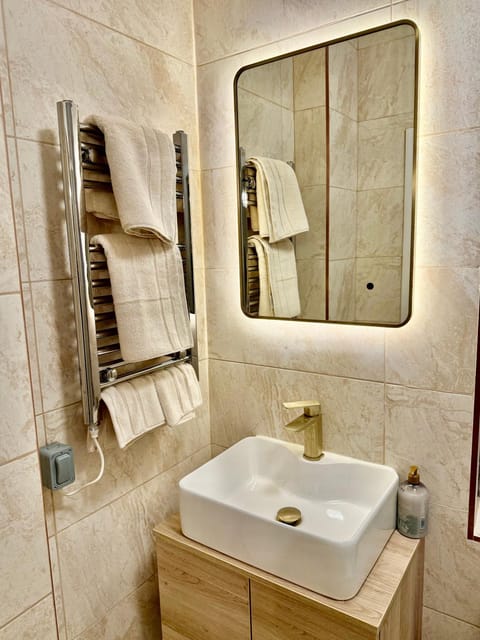 Double Deluxe Centre Apartment- Free Parking - Self Check-In - Cctv Apartment in Huddersfield