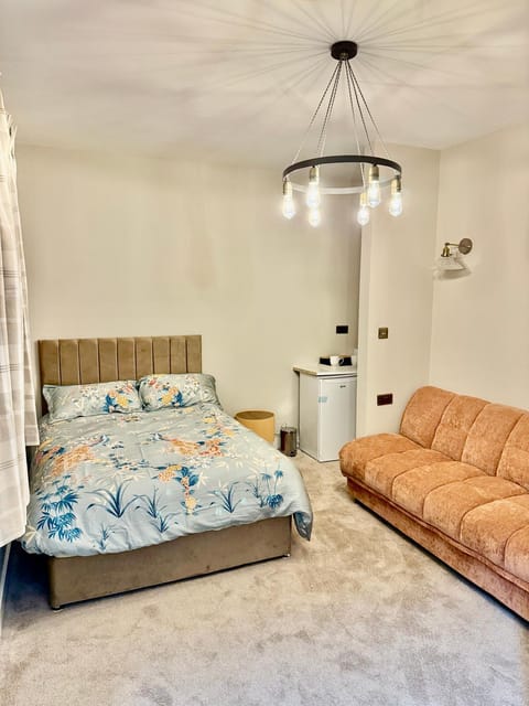 Double Deluxe Centre Apartment- Free Parking - Self Check-In - Cctv Apartment in Huddersfield