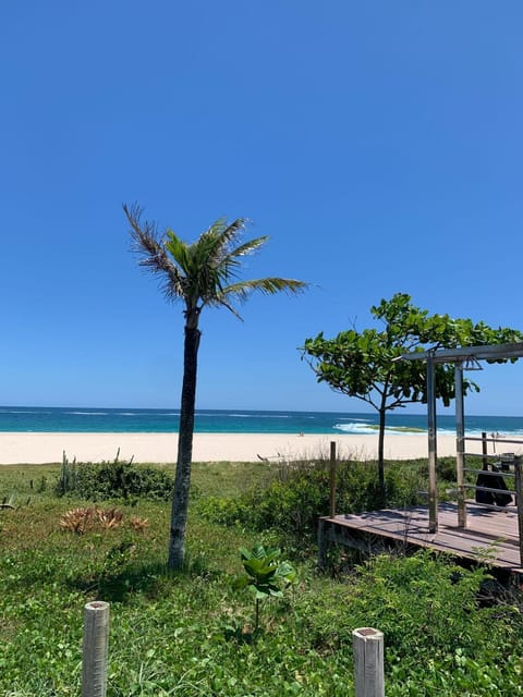 Duplex em Itaúna 4min da Praia que ocorre o WSL, 1min da pista de skate do LS, pracinha com parque infantil, quadra de futebol, tudo isso a 1 min da duplex, perto do comércio, wi-fi super rápido, monitoramento 24hrs Apartment in Saquarema
