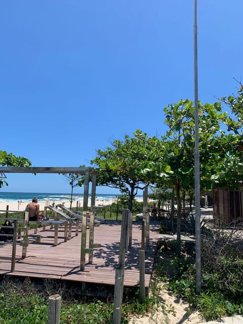 Duplex em Itaúna 4min da Praia que ocorre o WSL, 1min da pista de skate do LS, pracinha com parque infantil, quadra de futebol, tudo isso a 1 min da duplex, perto do comércio, wi-fi super rápido, monitoramento 24hrs Apartment in Saquarema